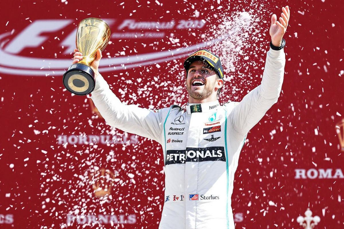 Russell gewinnt F1 GP Singapur, Norris attackiert verärgerten Piastri um Spitzenplatz